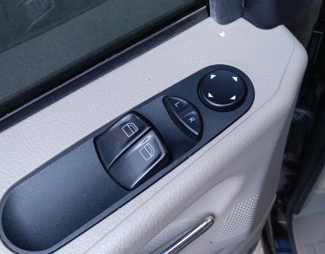 奔驰唯雅诺 2013款 3.0L 自动 7座 汽油 舒适版 (国Ⅳ) 