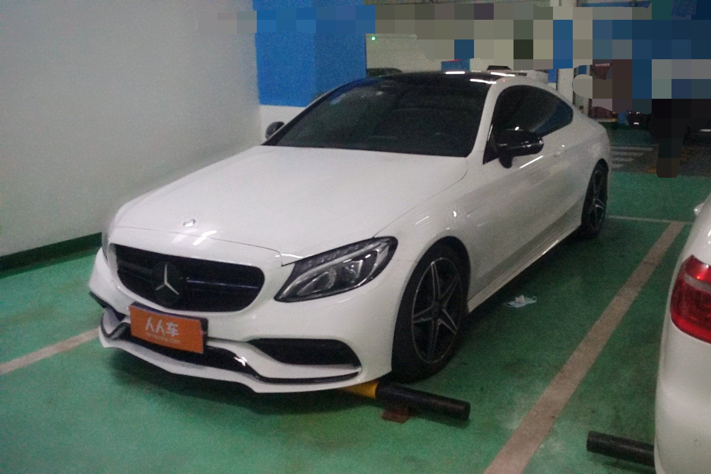 1,奔驰cla是一款四门轿跑车型,它无论是在造型还是操控性都会比奔驰c