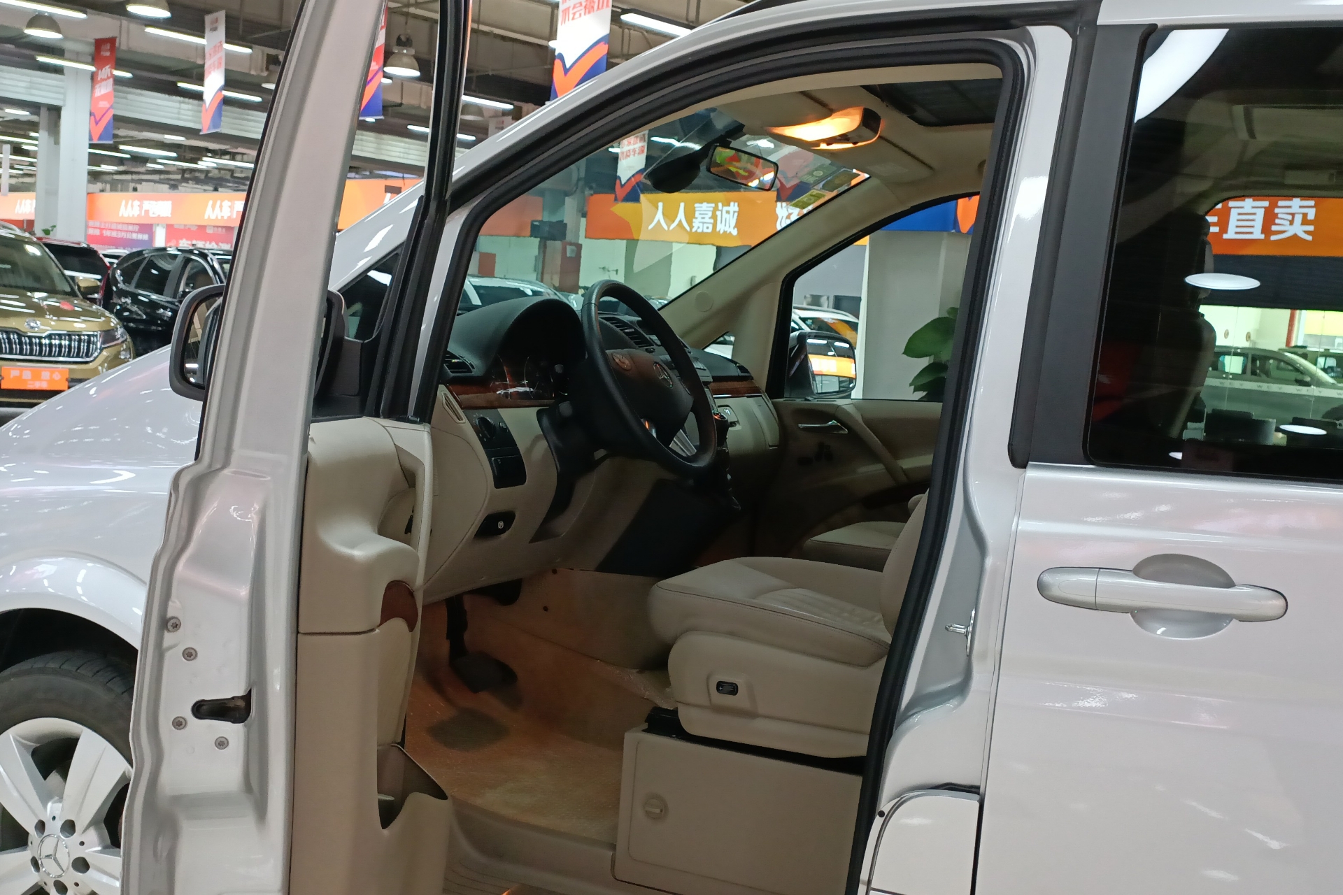 奔驰唯雅诺 2013款 3.0L 自动 7座 汽油 领航版 (国Ⅳ) 
