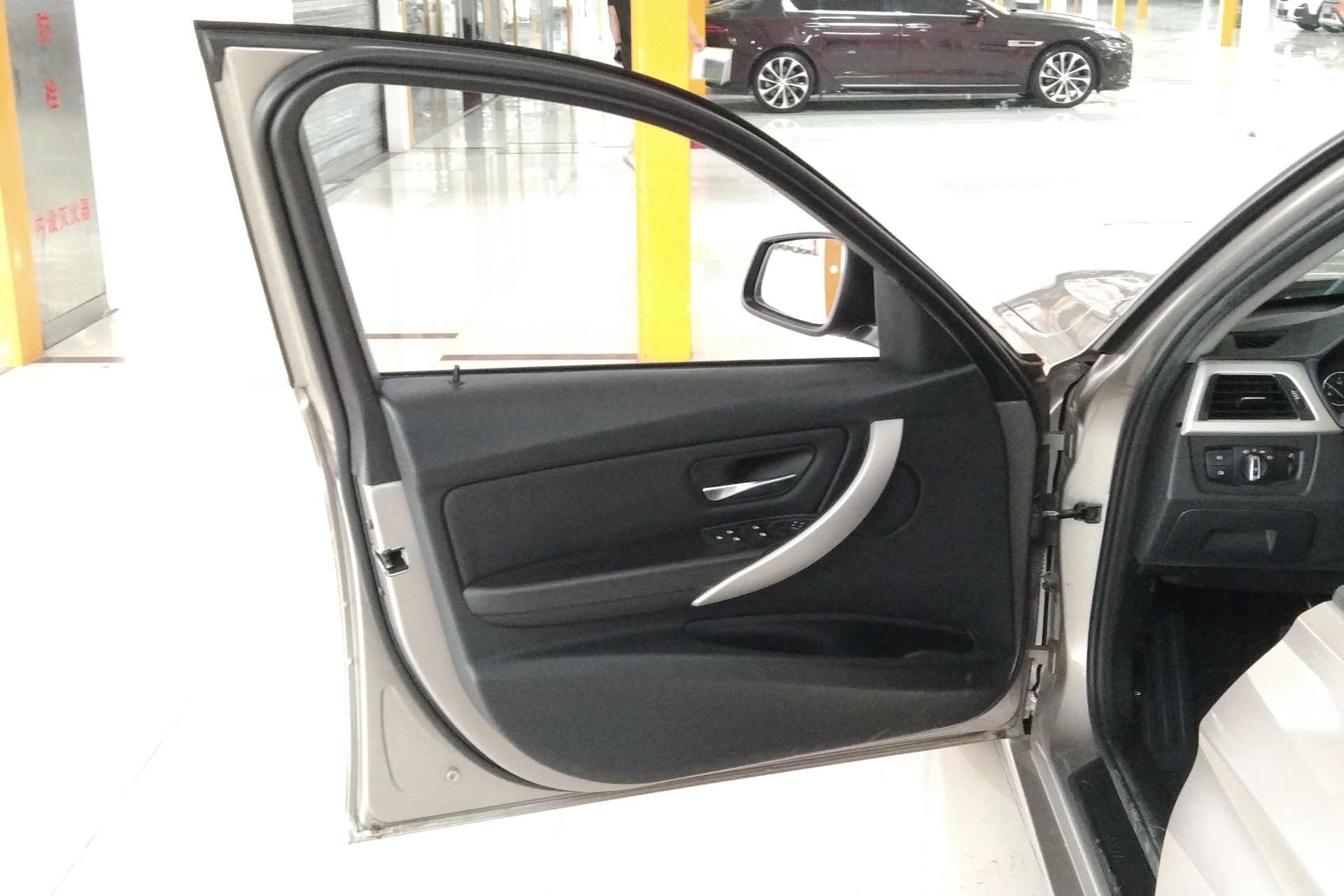 宝马3系 320i 2015款 2.0T 自动 汽油 超悦版时尚型 (国Ⅳ) 