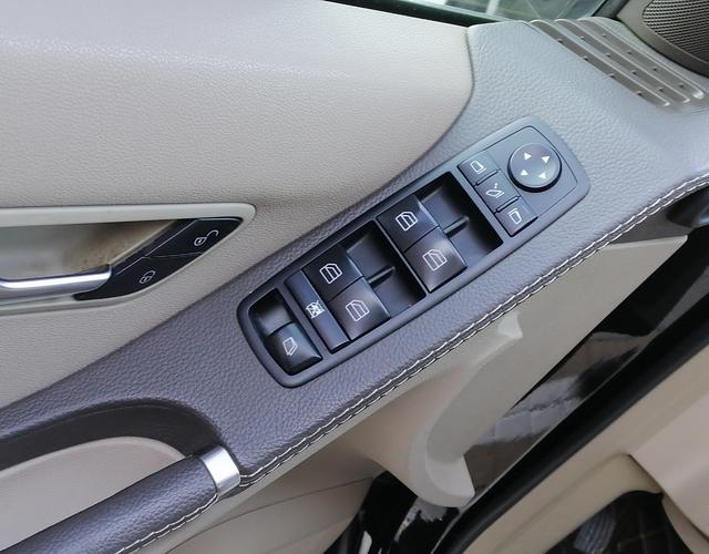 奔驰R级 R320 [进口] 2015款 3.0T 自动 汽油 豪华型 